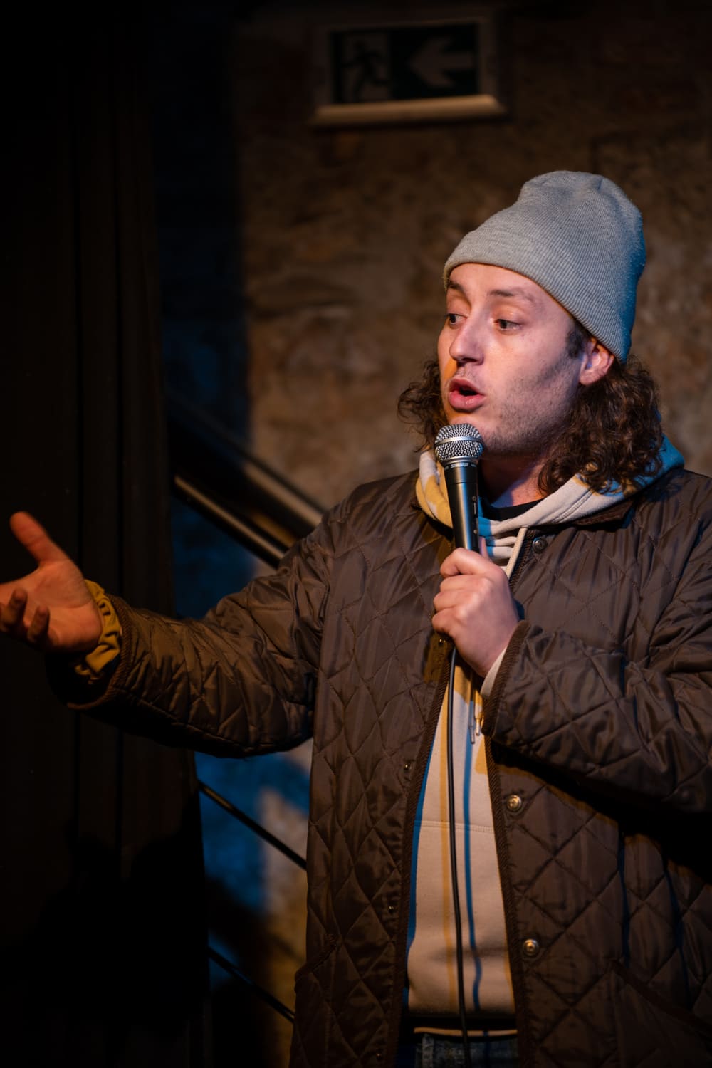 Humoriste sur scène au Bobar Comedy Club