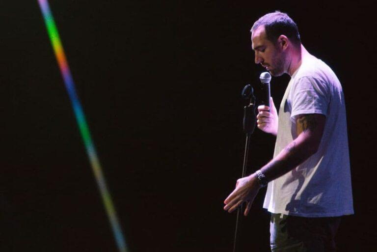 Humoriste sur scène au Bobar Comedy Club
