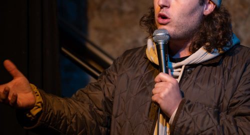 Humoriste sur scène au Bobar Comedy Club