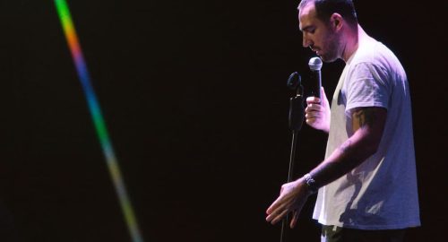 Humoriste sur scène au Bobar Comedy Club